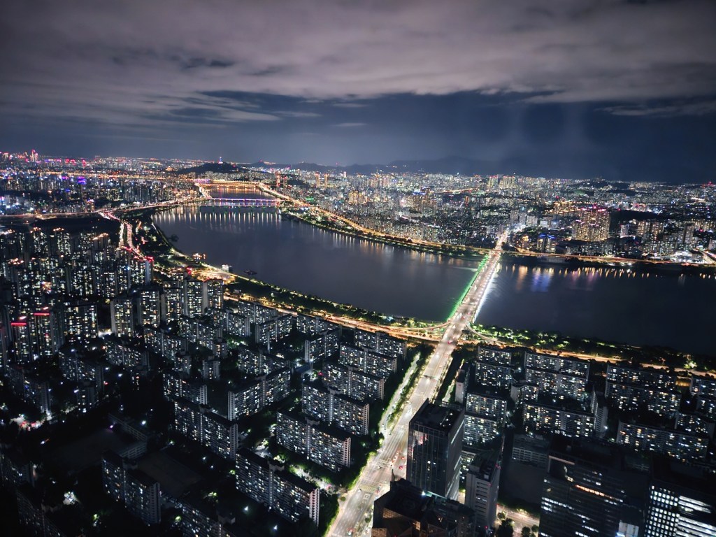 88th-floor night view of Seoul from SIGNIEL Seoul, overlooking the Han River and city skyline.