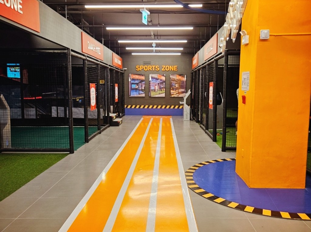 Indoor sports zone at Wonderspace Gyeongju, featuring throwing games and active play areas for families and kids.