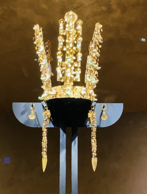 Silla gold crown displayed at the National Gyeongju Museum, showcasing the royal craftsmanship and symbolism of the Silla Kingdom
