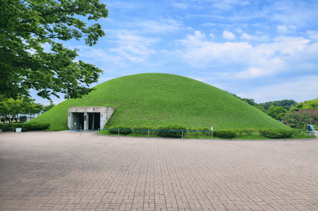 Cheonmachong royal tomb in Daereungwon, Gyeongju, a Silla-era burial mound open to the public and visited with children