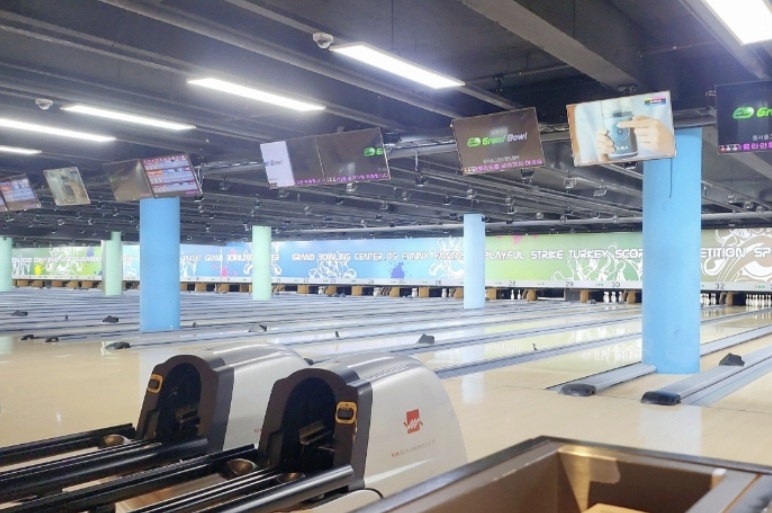 Indoor bowling alley in Seoul with multiple lanes, a fun rainy day activity for families with kids