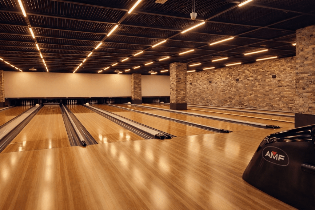 An indoor bowling alley in Seoul, a warm and family-friendly activity option for kids during cold winter days