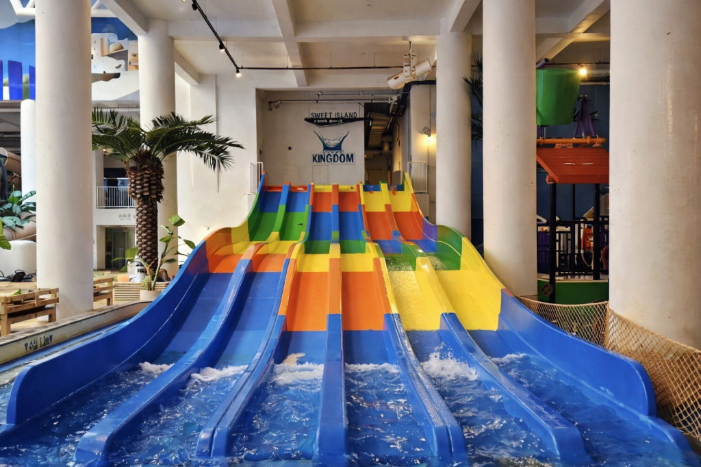 Habio Water Park indoor water slides and shallow kids pool in Songpa, Seoul